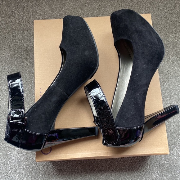 Me too LizbethII size 8.5 platform heels.   EUC - Picture 7 of 10
